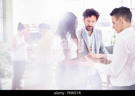 I colleghi di team building task faccia a faccia tenendo le mani Foto Stock