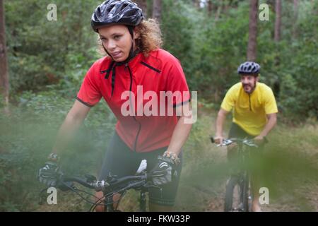 Mountain bike giovane percorsi in bicicletta attraverso la foresta Foto Stock