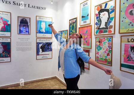 Giovane donna in piedi nel museo - giardini YSL, Marrakech, Marocco. Foto Stock