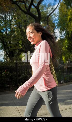 Giovane donna camminare nel parco Foto Stock