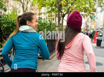 I gemelli a fare jogging nel parco Foto Stock