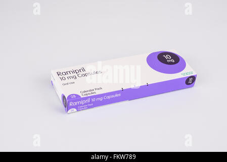 Pacchetto di 10mg ramipril capsule contro uno sfondo bianco Foto Stock