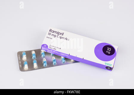 Pacchetto di 10mg ramipril capsule contro uno sfondo bianco Foto Stock