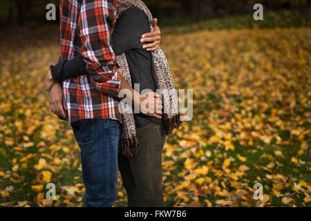 Ritagliato colpo di metà adulto giovane costeggiata nella foresta di autunno Foto Stock