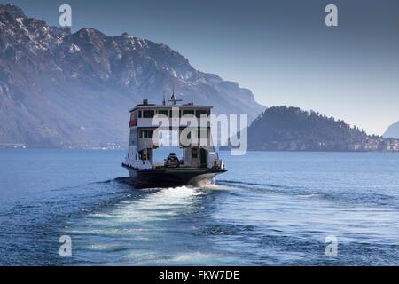 Traghetto per auto attraversando il lago di Como, Italia Foto Stock