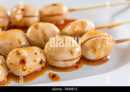 Grigliate di carne palla con salsa piccante in stile Thai,fuoco selettivo Foto Stock