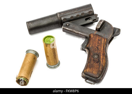 Pistola a Gas Caricata Con Cartucce Stese Su Un Pavimento Di Legno Immagine  Stock - Immagine di militare, oggetto: 249806215