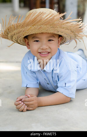 Carino piccolo ragazzo in un cappello estivo all'aperto Foto Stock