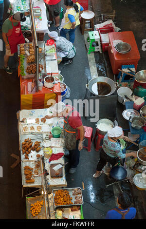 Domenica, Bangkok street cottura a Sala Daeng (Thailandia). La minima patch di pavimentazione è ripreso da banchi di cibo. Foto Stock