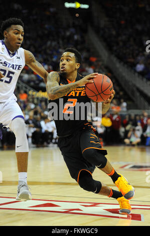 Kansas City, Missouri, Stati Uniti d'America. 09Mar, 2016. Oklahoma State Cowboys guard Tiree Griffin (2) rigidi per il cestello durante il NCAA 12 grandi campionati di pallacanestro tra i Kansas State Wildcats e Oklahoma State Cowboys presso il Centro Sprint a Kansas City, Missouri. Kendall Shaw/CSM/Alamy Live News Foto Stock