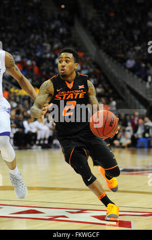 Kansas City, Missouri, Stati Uniti d'America. 09Mar, 2016. Oklahoma State Cowboys guard Tiree Griffin (2) rigidi per il cestello durante il NCAA 12 grandi campionati di pallacanestro tra i Kansas State Wildcats e Oklahoma State Cowboys presso il Centro Sprint a Kansas City, Missouri. Kendall Shaw/CSM/Alamy Live News Foto Stock