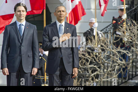 Washington, Distretto di Columbia, Stati Uniti d'America. Decimo Mar, 2016. Il Presidente degli Stati Uniti Barack Obama, destro, e il Primo Ministro Justin Trudeau del Canada, sinistra, ascoltare inni nazionali nel corso di una cerimonia di arrivo sul prato Sud della Casa Bianca a Washington DC, giovedì, 10 marzo 2016. Credito: Ron Sachs/CNP Credito: Ron Sachs/CNP/ZUMA filo/Alamy Live News Foto Stock