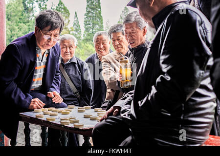 La gente del posto giocando a Dama cinese presso il Tempio del Cielo a Pechino in Cina Foto Stock