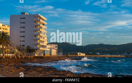 Tramonto sulle spiagge di Ibiza. Bagliore dorato come il sole scende in Sant Antoni de Portmany isole Baleari, Spagna. Foto Stock