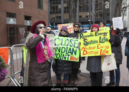 Domanda Deomonstrators Senator Schumer lavorare per chiudere il punto indiano centrale nucleare dopo la sua più recente perdita di radio active trizio. Foto Stock