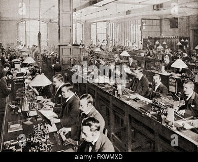 Gli uomini al lavoro l'invio e la ricezione di messaggi telegrafici in generale Post Office cavo sottomarino stanza a St Martin's le Grand, Londra, Inghilterra nel tardo XIX secolo. Foto Stock