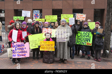 Domanda Deomonstrators Senator Schumer lavorare per chiudere il punto indiano centrale nucleare dopo la sua più recente perdita di radio active trizio. Foto Stock