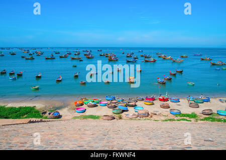 Colorato villaggio di pescatori, Mui Ne, Vietnam, sud-est asiatico Foto Stock