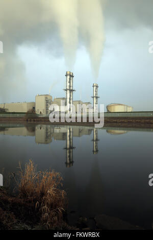 Staythorpe C Power Station accanto a Newark nel Nottinghamshire riflesso nelle acque del fiume Trent. Foto Stock