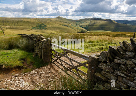 Vecchio packhorse via vicino a Edale Croce e vista verso sud di testa e montare la carestia, Parco Nazionale di Peak District, Derbyshire Foto Stock