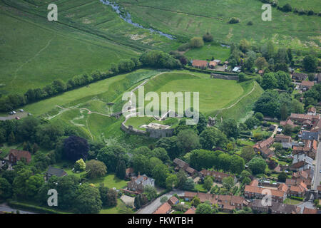 Una veduta aerea di rovine e lavori di sterramento del castello Il castello di acri in Norfolk Foto Stock