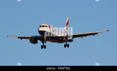 British Airways l'atterraggio all'Aeroporto di Londra Heathrow Foto Stock