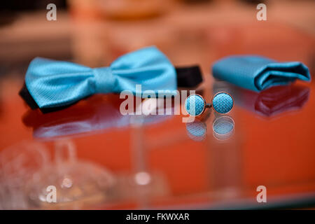 Blue bow tie e gemelli riflettente giorno di nozze Foto Stock