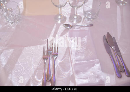 Forche collocato su un tavolo in un ristorante Foto Stock