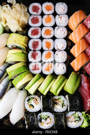 Set di sushi nigiri e rotoli come sfondo di cibo. Lay piatto. Foto Stock