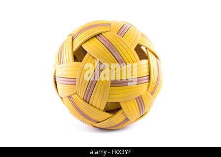 Takraw ball sport della Thailandia su uno sfondo bianco. Foto Stock