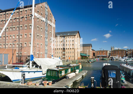Barche e magazzini convertito a Gloucester Docks Foto Stock