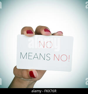 Primo piano della mano di una giovane donna con lucidato rosso chiodi tenendo un cartello con scritto il testo non significa che non Foto Stock