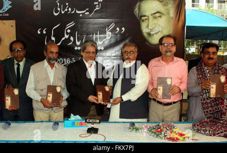 Governatore Sindh, Dr. Ishrat-ul-Ebad Khan, informazioni Advisor al Chief Minister Sindh, Mola Bux Chandio e altri sono presenti a prenotare il lancio di cerimonia di premiazione che si terrà a Karachi press club il giovedì, 10 marzo 2016. Foto Stock