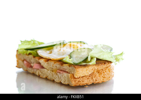 Panino con salsiccia e formaggio, lattuga e uova Foto Stock