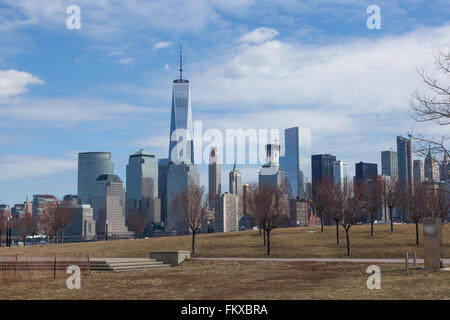 La Freedom Tower e inferiore dello Skyline di Manhattan come visto da Liberty State Park nel New Jersey il 6 marzo 2016. Foto Stock