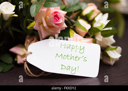 Felice Festa della mamma card con rose rustico sul pannello di legno Foto Stock