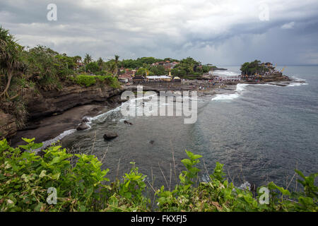 Tanah Lot costa in Indonesia Bali. Cielo nuvoloso con po' di tempesta Foto Stock