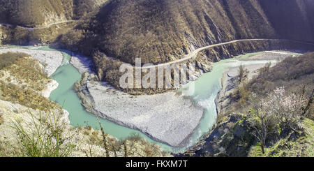 Curva di aspirazione fiume Trebbia strada curva in inverno - Brugnello Piacenza Foto Stock