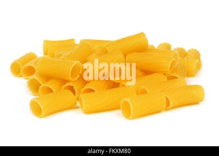 Pila di secco crudo rigatoni pasta isolato su uno sfondo bianco Foto Stock