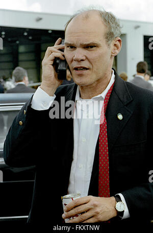 Richmond, Virginia, Stati Uniti d'America, 16 ottobre, 1992 James Carville prende una chiamata con il cellulare prima di salire a bordo del piano di campagna con regolatore William Clinton. Chester James Carville, Jr. è un Americano commentatore politico e personalità dei media che è una figura di spicco del partito democratico. Credito: Mark Reinstein Foto Stock
