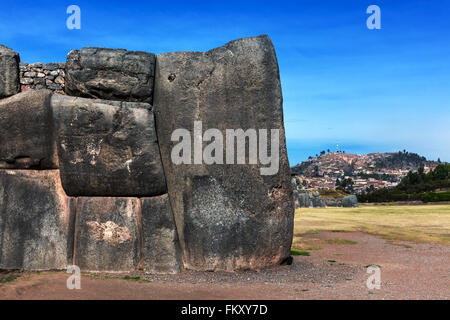 Inca antica roccaforte in una giornata di sole Foto Stock