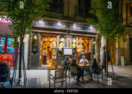 Facciata e terrazza del Cafe Vergara, Vista notte. Isabel II Square, Madrid, Spagna. Foto Stock