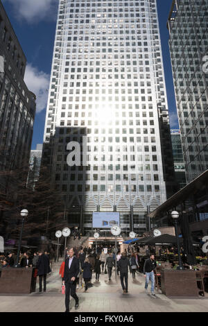 Canary Wharf London - la gente di affari e moderni edifici nel quartiere finanziario, London REGNO UNITO Foto Stock