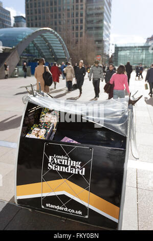 La sera giornale standard per uso gratuito, Canary Wharf, London REGNO UNITO Foto Stock