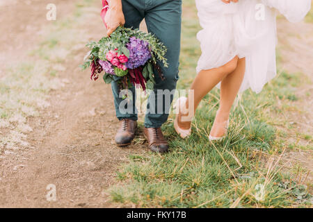 Sposa e lo sposo il piede sul suolo close up Foto Stock