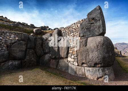 Inca antica roccaforte in una giornata di sole Foto Stock