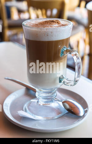 Irish coffee cup su un tavolo in cafe Foto Stock