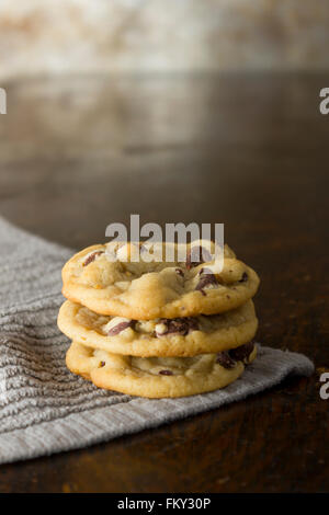 Pane appena sfornato in casa i biscotti al cioccolato Foto Stock