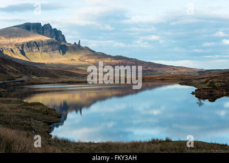 La riflessione nel lago di Vecchio Uomo di Storr Skye. Gennaio Foto Stock