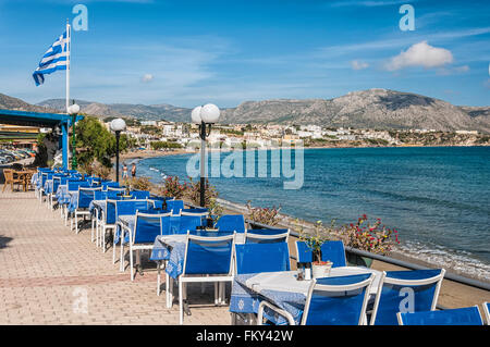 Una vista di uno dei prominade a Makrygialos sull'isola greca di Creta. Foto Stock